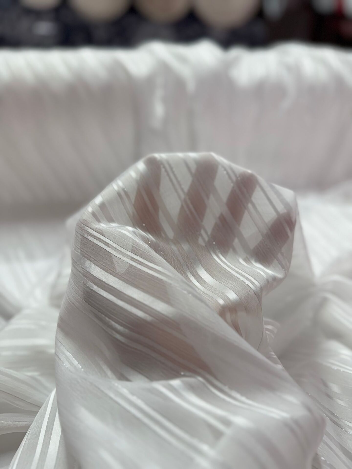 ŞİFON SATEN SİM DETAYLI